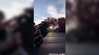 Ženský motowheelie fail