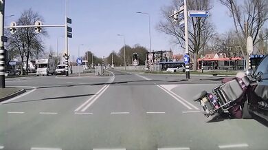 Babička na vozíku projíždí na červenou...