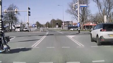 Babička na vozíku projíždí na červenou...
