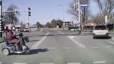 Babička na vozíku projíždí na červenou...