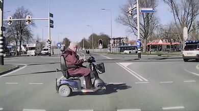Babička na vozíku projíždí na červenou...
