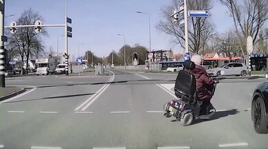 Babička na vozíku projíždí na červenou...