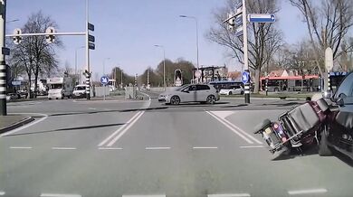 Babička na vozíku projíždí na červenou...