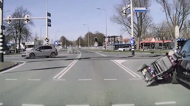 Babička na vozíku projíždí na červenou...