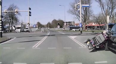Babička na vozíku projíždí na červenou...