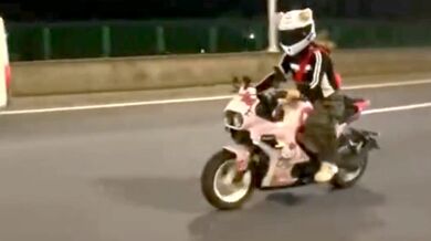Nehoda motorkáře při natáčení přítelkyně
