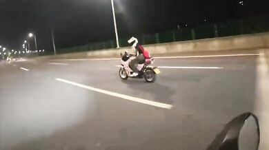 Nehoda motorkáře při natáčení přítelkyně