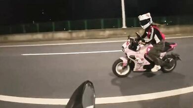 Nehoda motorkáře při natáčení přítelkyně