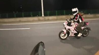 Nehoda motorkáře při natáčení přítelkyně