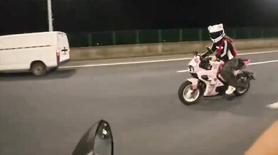 Nehoda motorkáře při natáčení přítelkyně