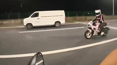 Nehoda motorkáře při natáčení přítelkyně