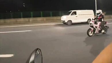 Nehoda motorkáře při natáčení přítelkyně