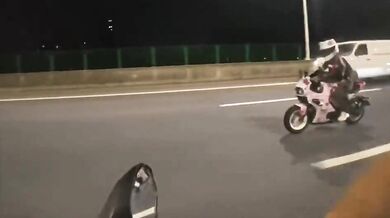 Nehoda motorkáře při natáčení přítelkyně