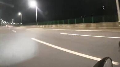 Nehoda motorkáře při natáčení přítelkyně