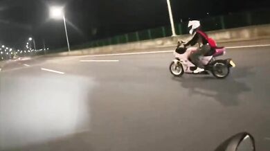 Nehoda motorkáře při natáčení přítelkyně