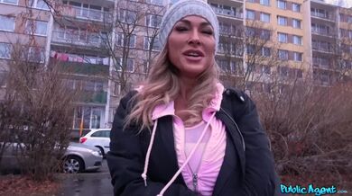 Sexy MILF rajtuje za rychlý prachy v autě