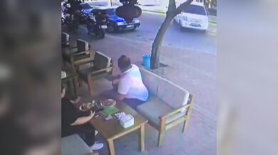 Řidič ztratil kontrolu nad vozidlem a vjel přímo do kavárny v Turecku