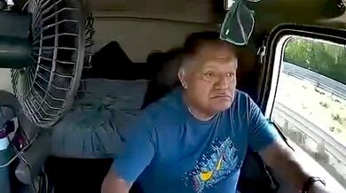 Řidič kamionu za jízdy opustil volant a ztratil kontrolu nad vozidlem