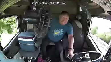 Řidič kamionu za jízdy opustil volant a ztratil kontrolu nad vozidlem