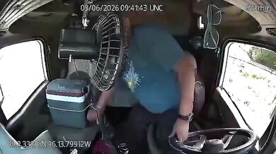 Řidič kamionu za jízdy opustil volant a ztratil kontrolu nad vozidlem