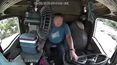 Řidič kamionu za jízdy opustil volant a ztratil kontrolu nad vozidlem