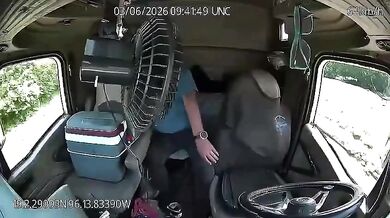 Řidič kamionu za jízdy opustil volant a ztratil kontrolu nad vozidlem