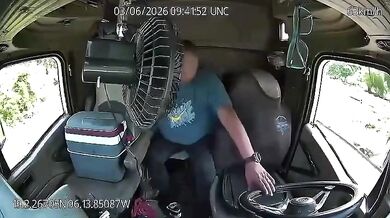 Řidič kamionu za jízdy opustil volant a ztratil kontrolu nad vozidlem