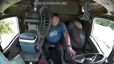 Řidič kamionu za jízdy opustil volant a ztratil kontrolu nad vozidlem