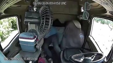 Řidič kamionu za jízdy opustil volant a ztratil kontrolu nad vozidlem