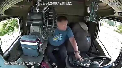 Řidič kamionu za jízdy opustil volant a ztratil kontrolu nad vozidlem