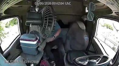 Řidič kamionu za jízdy opustil volant a ztratil kontrolu nad vozidlem