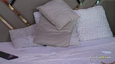 Blondýnka šuká svou vlhkou kundičku