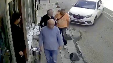 Dopravní nehoda skončila srážkou s chodci