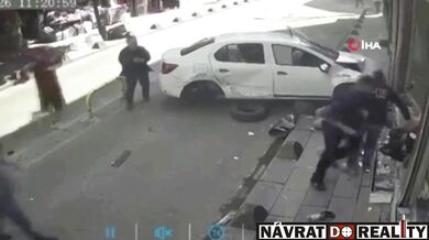 Dopravní nehoda skončila srážkou s chodci