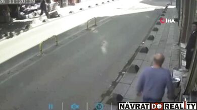 Dopravní nehoda skončila srážkou s chodci