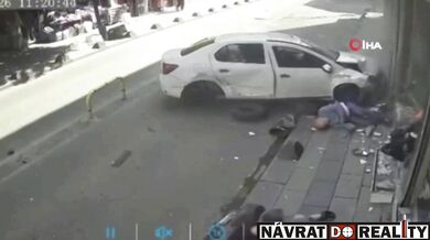 Dopravní nehoda skončila srážkou s chodci