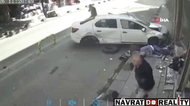 Dopravní nehoda skončila srážkou s chodci