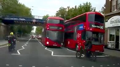 Střet s dvoupatrovým autobusem