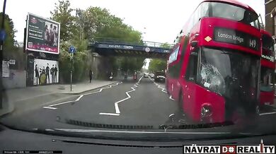 Střet s dvoupatrovým autobusem