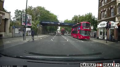 Střet s dvoupatrovým autobusem
