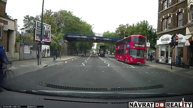 Střet s dvoupatrovým autobusem
