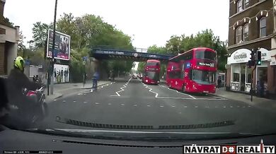 Střet s dvoupatrovým autobusem
