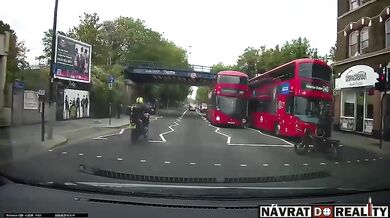 Střet s dvoupatrovým autobusem