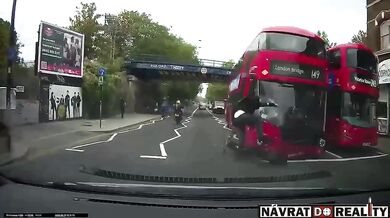 Střet s dvoupatrovým autobusem