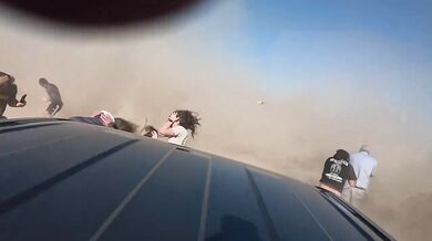 Průlet stíhačky těsně nad hlavy diváků: Letoun F/A-18 při startu zvedl obří oblak prachu