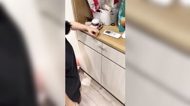 Žena se chtěla pochlubit manželovi úspěšnou montáží bezpečnostního zámku