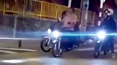 Vtipná situace motorkáře na křižovatce