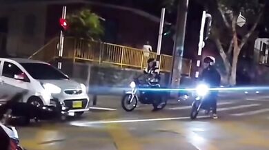 Vtipná situace motorkáře na křižovatce