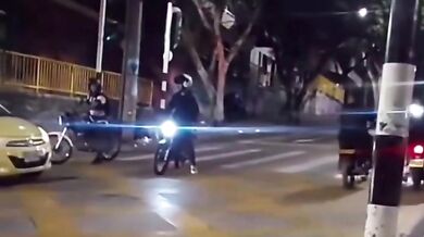 Vtipná situace motorkáře na křižovatce