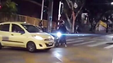 Vtipná situace motorkáře na křižovatce